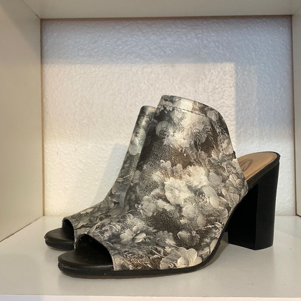 Sbicca Estela Floral Scenic Block Heel Open Toe Black Gray Sandals Slip On Comfy
